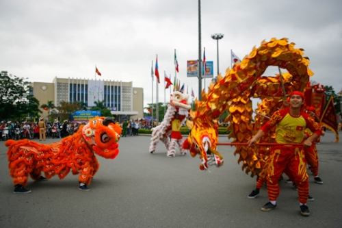 ການສະແດງສິລະປະຕາມຖະໜົນຢູ່ Festival ເຫ໋ວ 2012